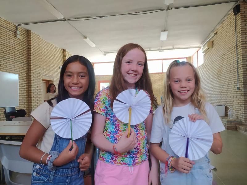 Niñas posando con unas manualidades campamento niños