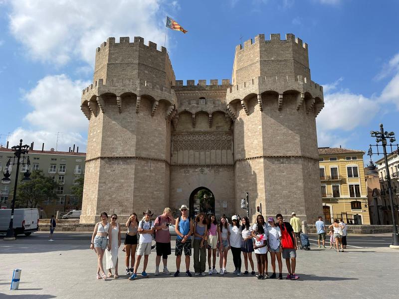 Foto grupal delante de las Torres de Serrano en Valencia en un curso de ingles en españa 