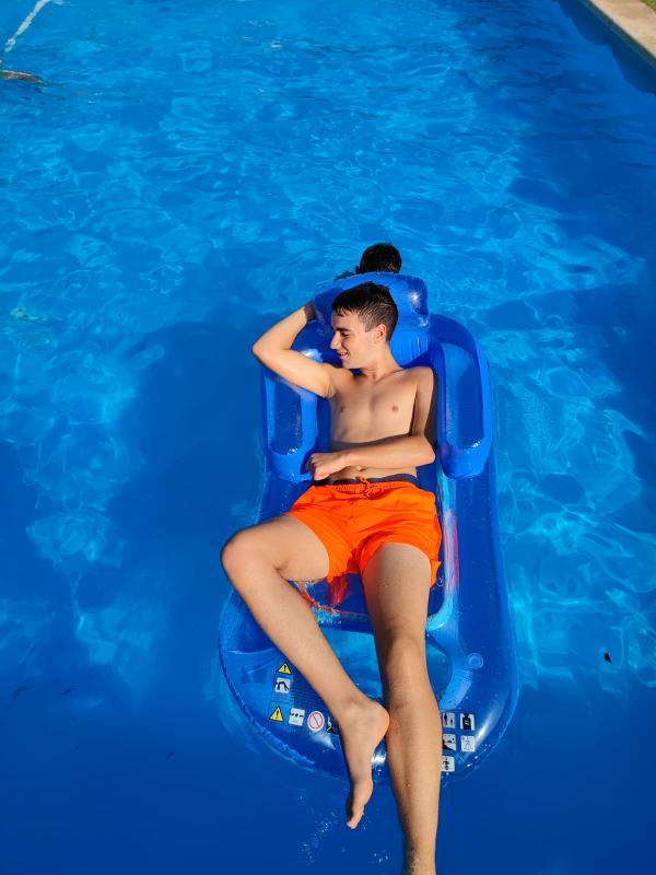 Joven en la piscina de los summer camps in Valencia