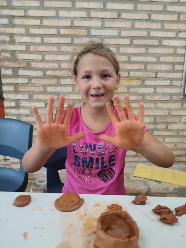 Participante realizando manualidades para campamento de jovenes con arcilla