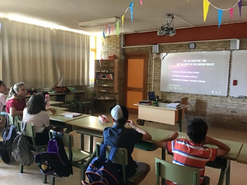 clases de inglés donde los jóvenes atienden a sus profesores bilingües en el campamento de verano de inglés en España