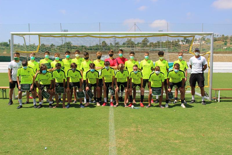 equipo de fútbol formado por jóvenes posando en la cancha del campamento de verano en Marbella