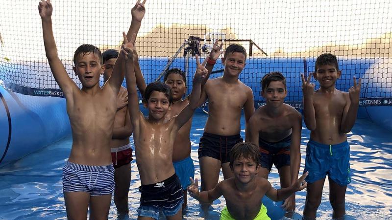 Niños en las actividades acuáticas después del entrenamiento de fútbol en el campamento de verano en Marbella