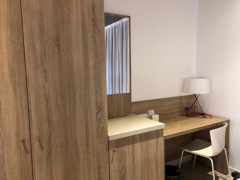 Escritorio de las habitaciones de la residencia deportiva del campamento fútbol Madrid