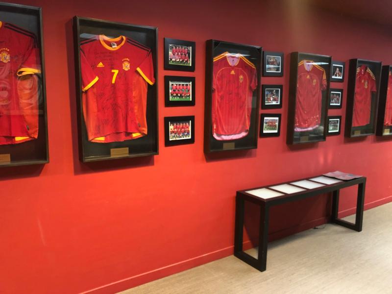 Pared del museo de la Selección Española en el campamento futbol Madrid