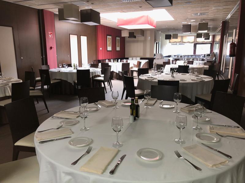 Mesas preparadas para la cena de nochevieja del restaurante de la residencia deportiva en el campamento futbol Madrid