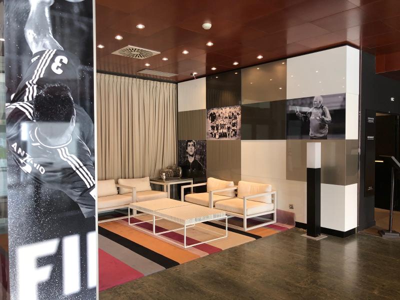 Sala de descanso del hall de la residencia deportiva en el campamento futbol Madrid