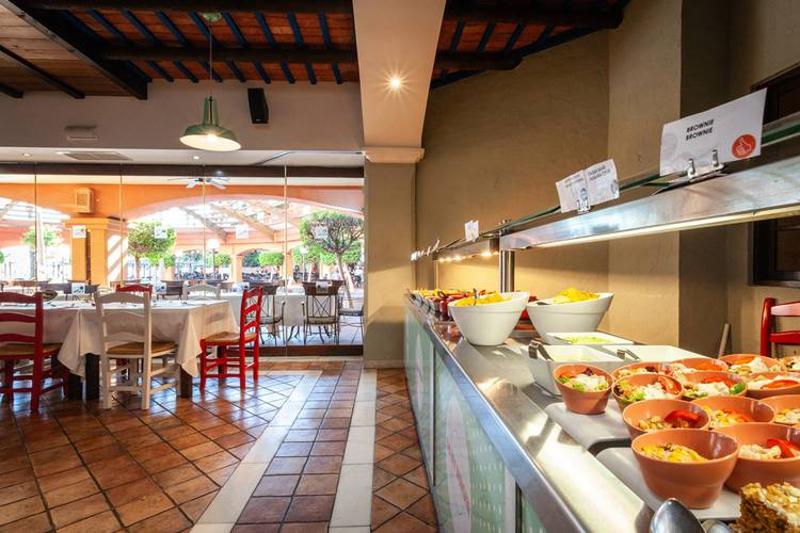 Comedor con buffet libre en el campamento futbol Madrid