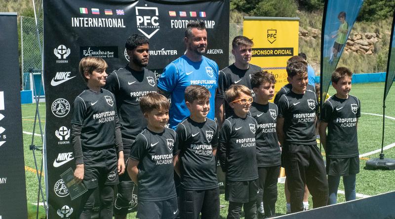 Chicos vestidos de negro en el summer camp marbella