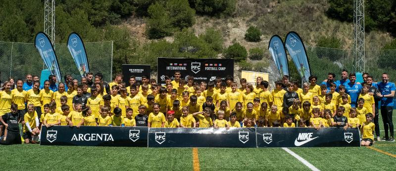 Foto final con todos los chicos vestidos de amarillo en el summer camp marbella