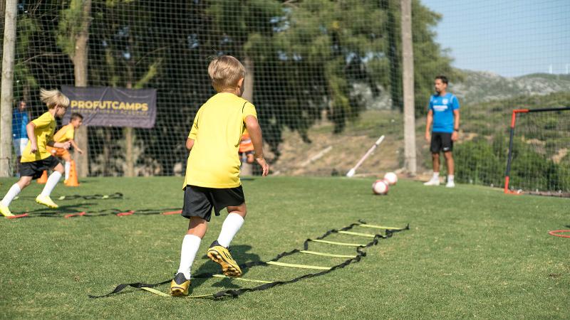 Niño calentando en el summer camp marbella