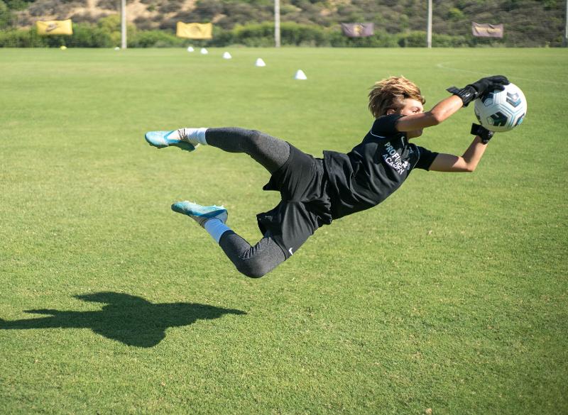 Portero practicando una parada de fútbol en el summer camp marbella