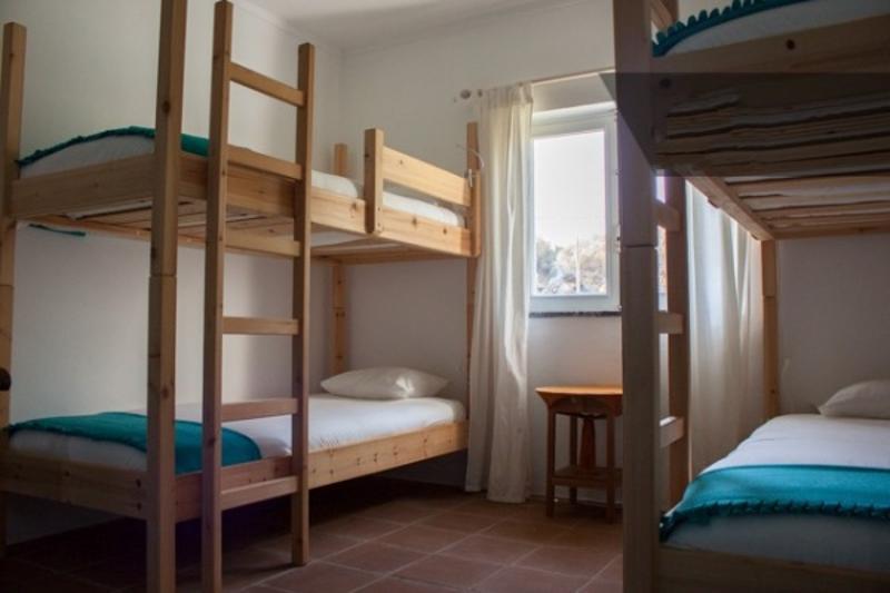 literas en la habitacion de los jovenes del campamento de verano en portugal