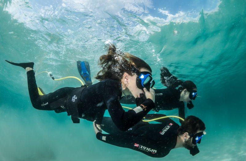 Jóvenes buceando en los campamentos de verano de 15-18 años