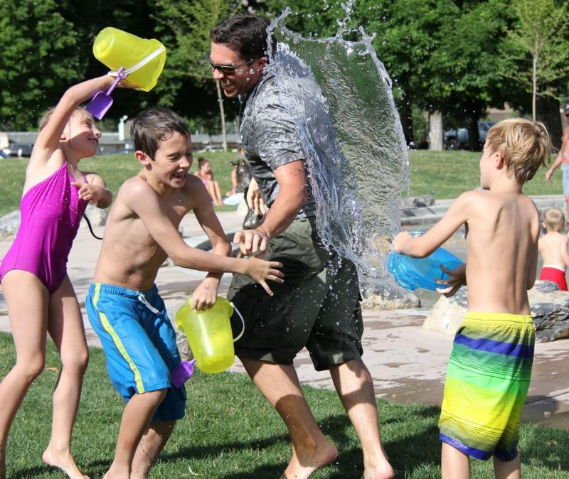 grupo de niños disfrutando de los juegos acuáticos en el campamento de verano en Madrid