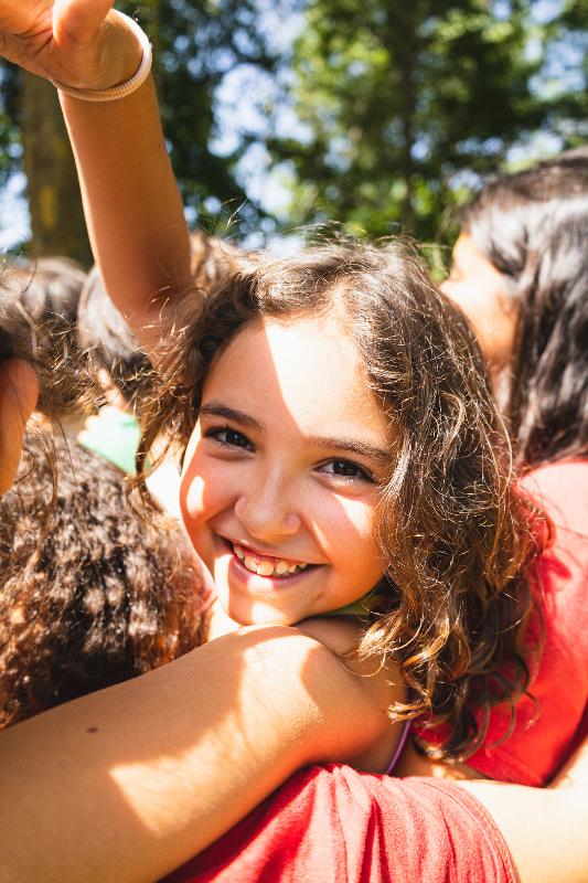 campamento de aventura niña sonriendo