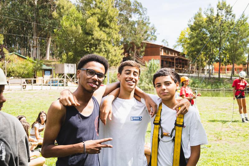 amistades en campamento de aventura