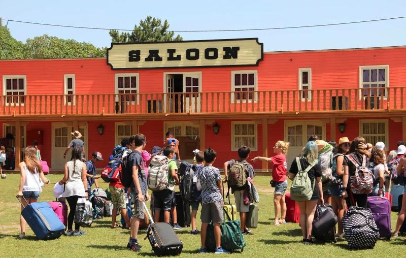 Grupo de participantes recién llegados al campamento de fotografía organizándose en las instalaciones del camp