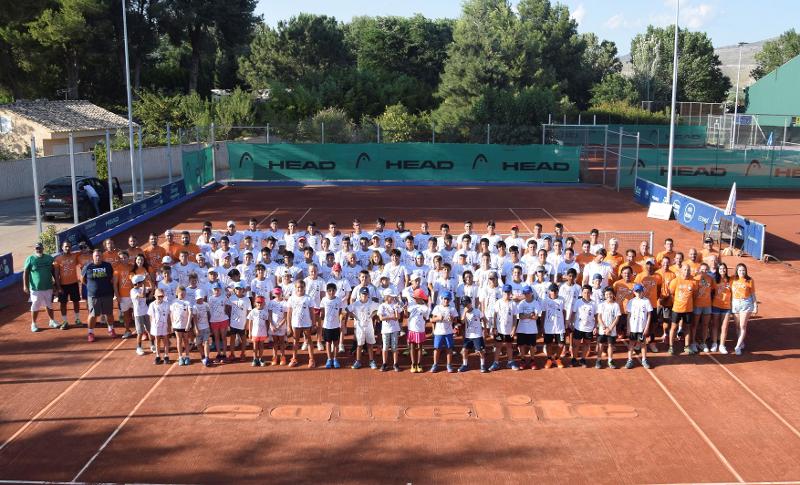grupo de jóvenes que participan en el campamento de verano en Alicante para aprender tenis