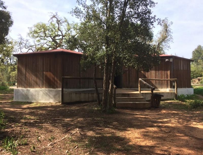 cabaña donde se hospedan los jovenes del campamento de verano en portugal