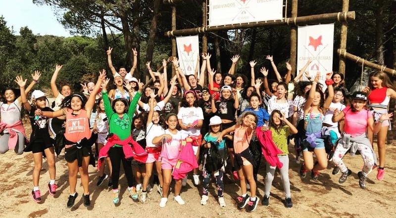 grupo de jovenes participantes del campamento de verano en portugal celebrando su estancia