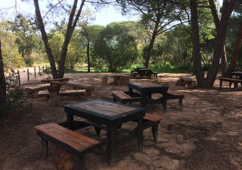 parque con mesas para realizar meriendas y juegos en el campamento de verano en portugal