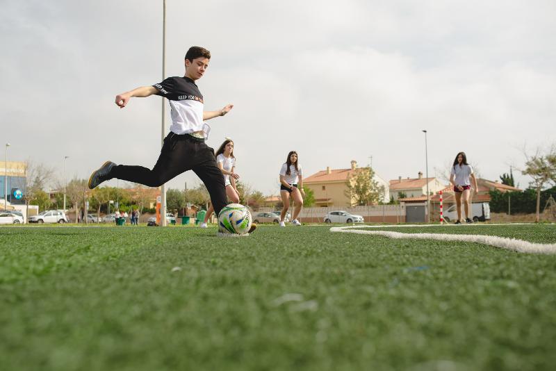 Niños jugando al fútbol en el campamento de verano Alicante