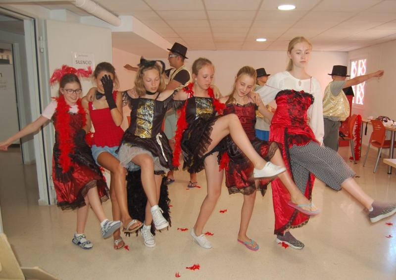 grupo de niñas disfrazadas preparadas para la representación teatral del campamento baile