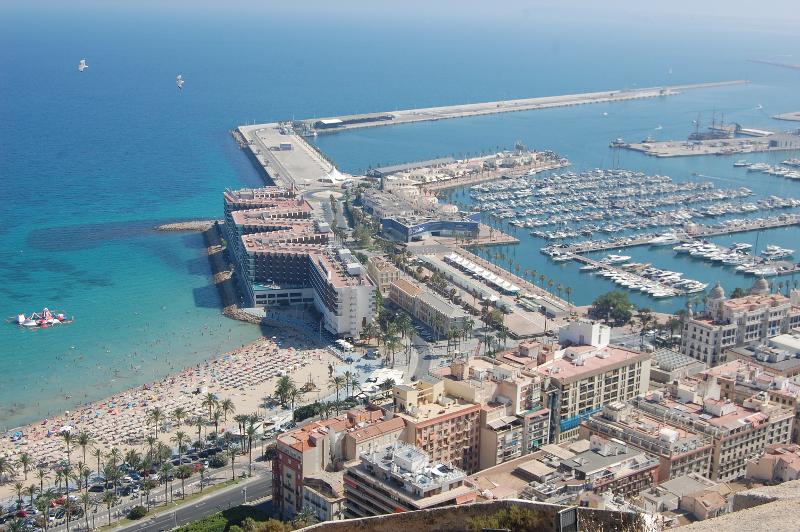 Vista aérea de la playa y los edificios desde el campamento de verano Alicante