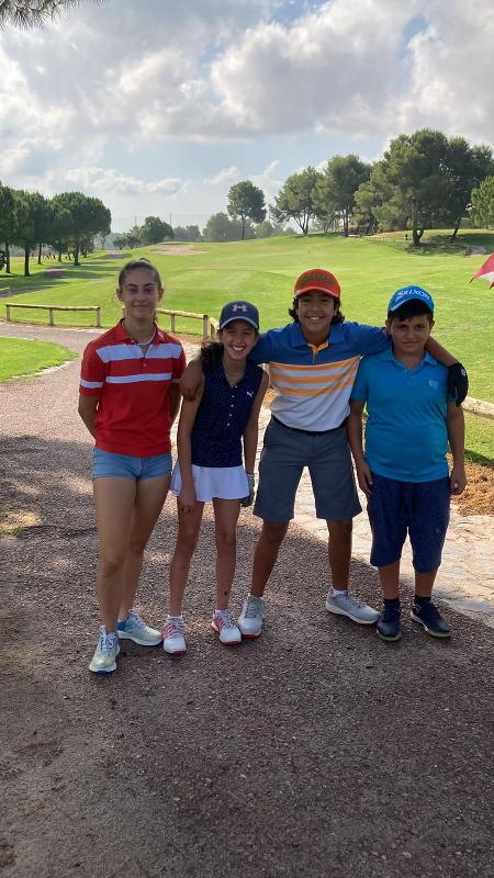 Campistas en un campo de golf en el campamento de verano Alicante