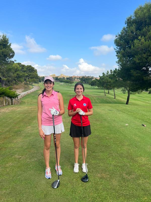 Dos chicas en el campo de golf en el campamento de verano Alicante