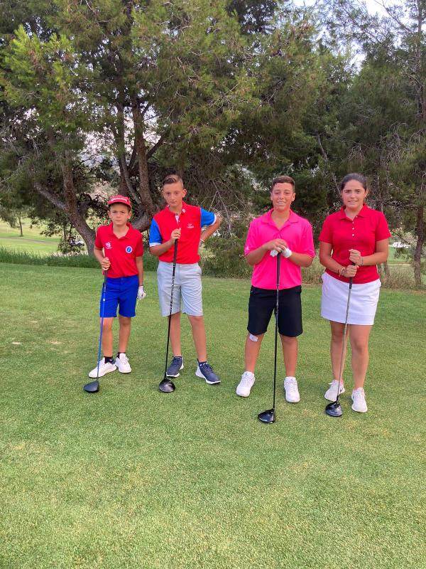 Cuatro golfistas posando para una foto en el summer camp en alicante 