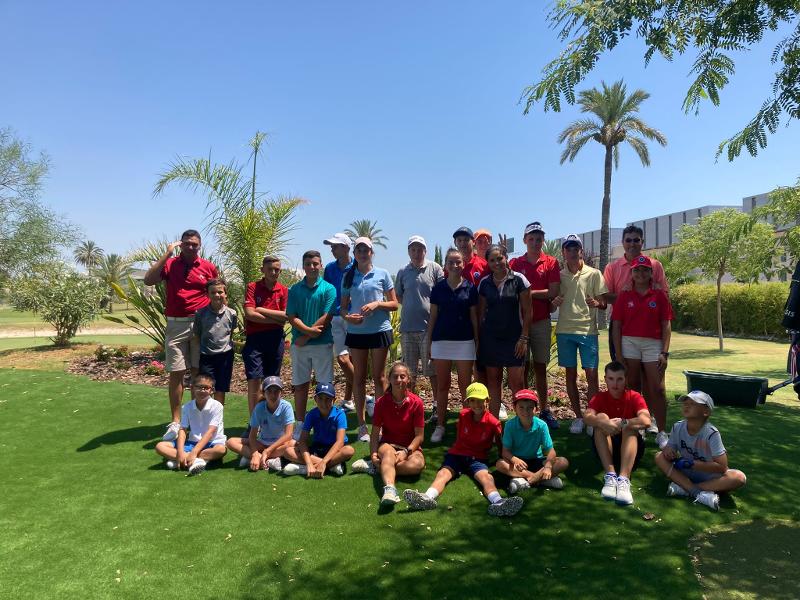 Grupo de participantes e instructores de golf posando para una foto del summer camp alicante 