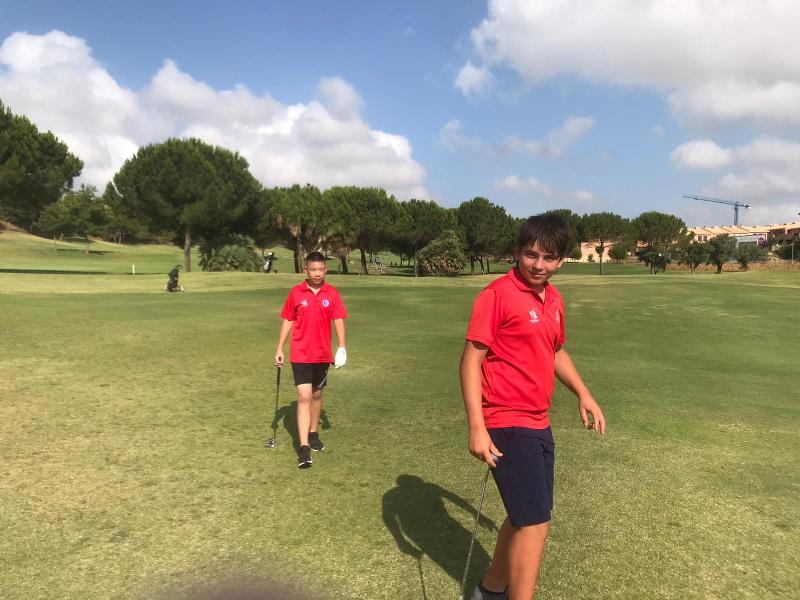 Dos niños jugando al golf en el summer camp en alicante 