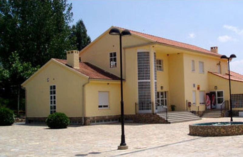 Vista exterior de la casa principal del campamento de verano en Madrid para niños