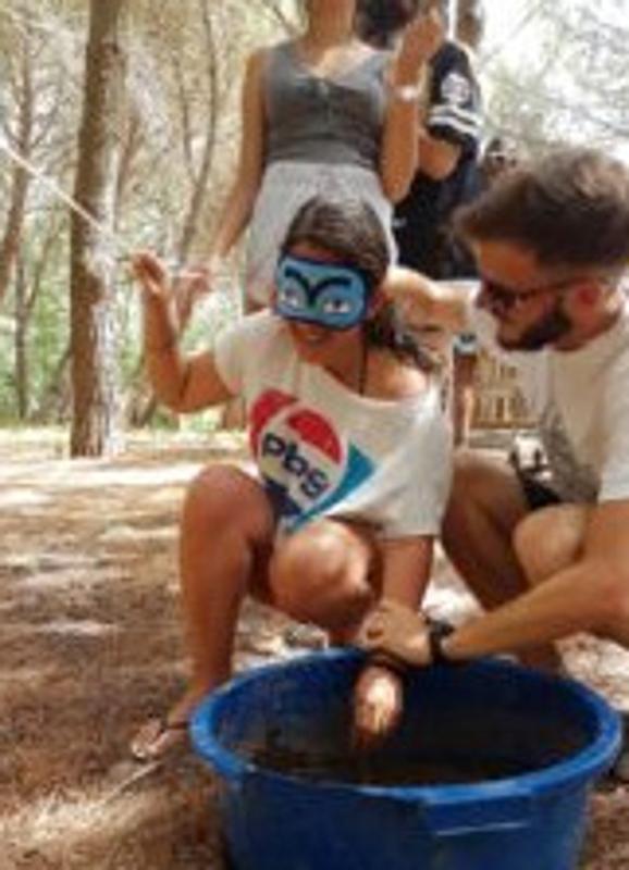 Niña con un antifaz en una de las pruebas del campamento en la naturaleza de Madrid