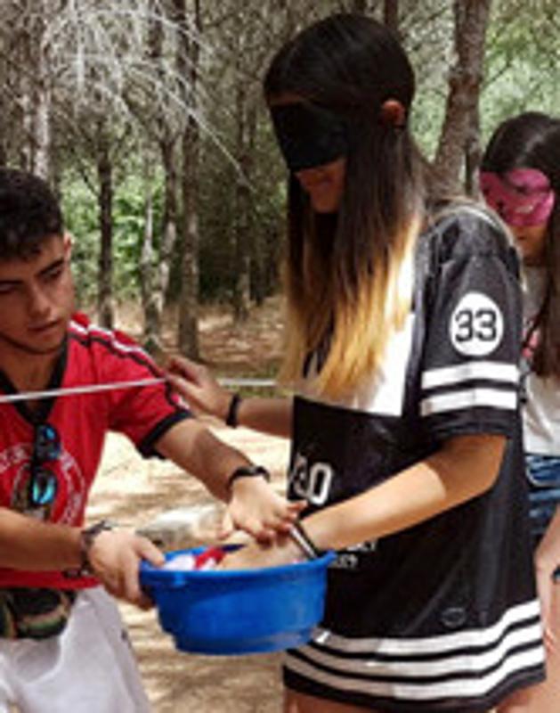 Joven participando en la prueba de sentidos con sus compañeros del campamento de verano en Madrid