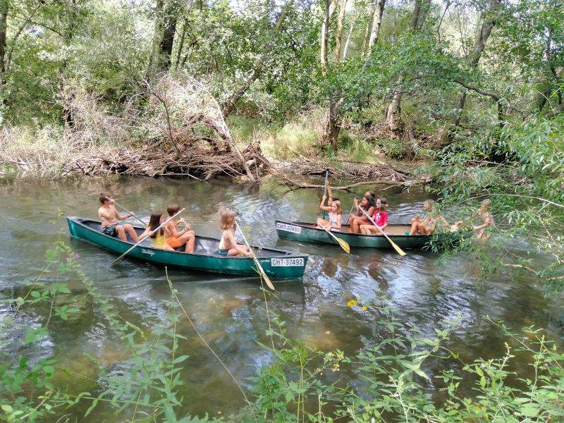Niños haciendo canoa en vacaciones para niños en España