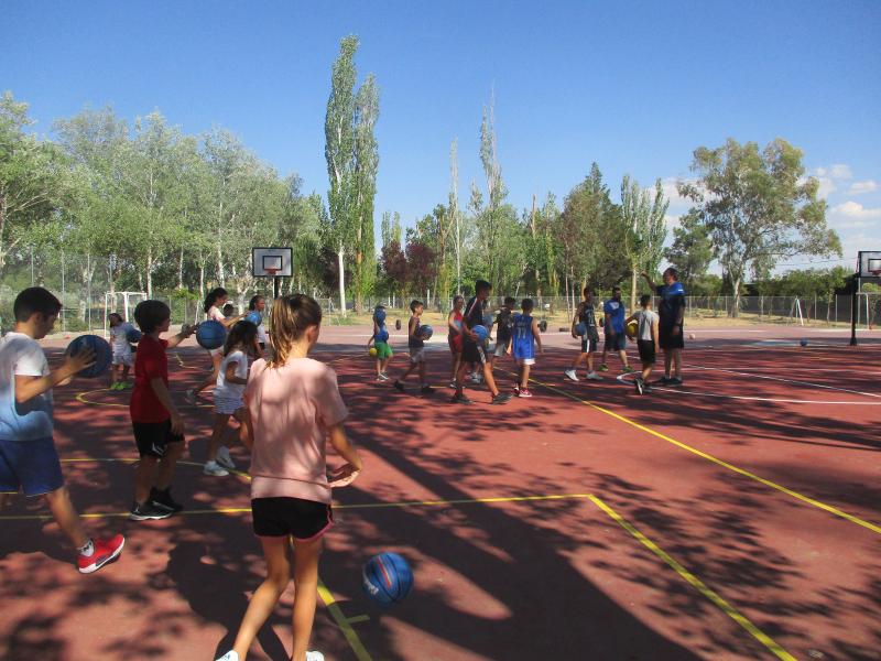 Niños durante un entrenamiento de su campamento baloncesto
