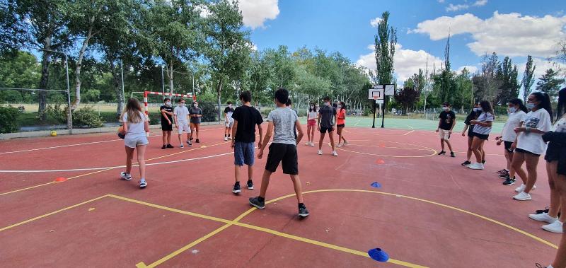 Momento de preparar los equipos para las actividades deportivas en las pistas de baloncesto del campamento de verano en Madrid