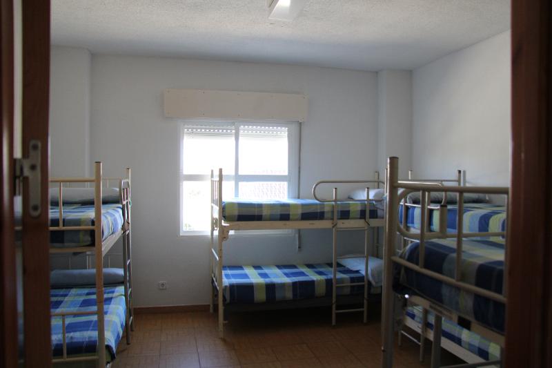 Habitación con literas para grupos de jóvenes del campamento de verano en Madrid