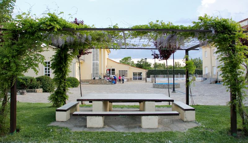 Mesa de cemento en el exterior de las instalaciones para realizar juegos de campamentos de verano