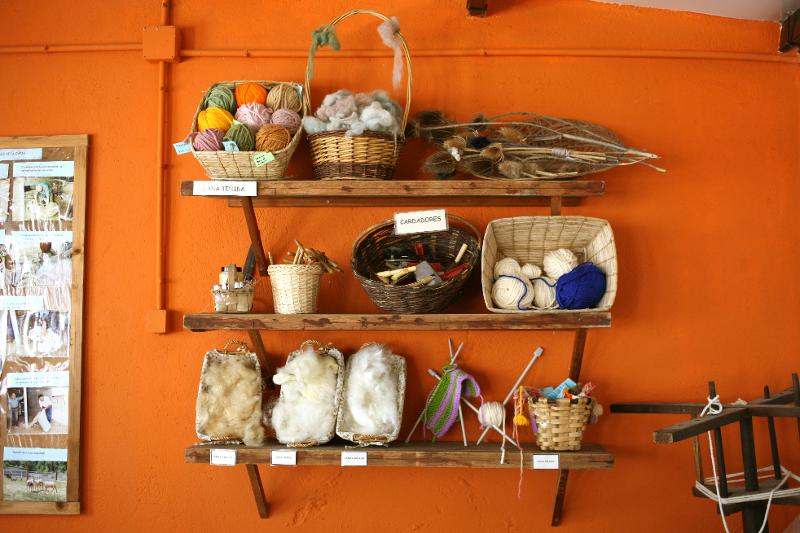 Estantes con instrumentos para las manualidad que realizan los niños del campamento de verano en Madrid
