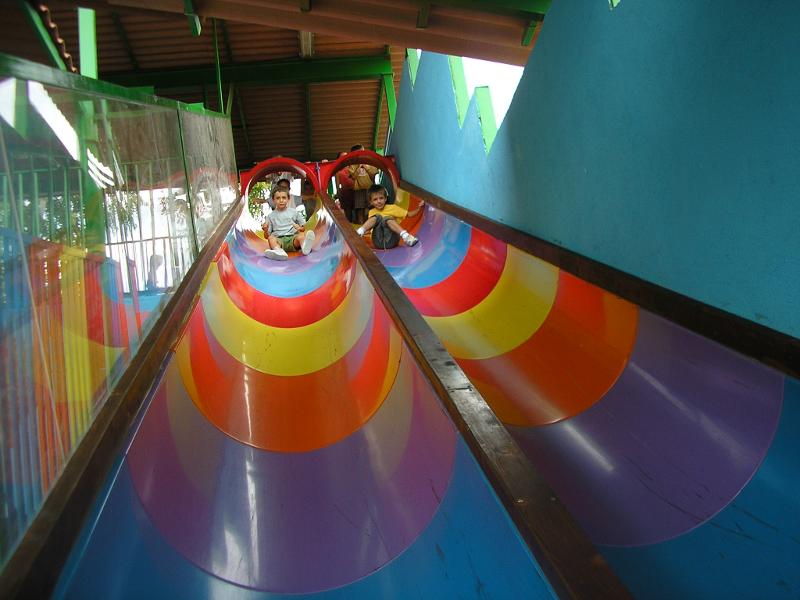 Niños preparados para deslizarse por el tobogán multicolor que ha preparado el campamento de verano en Madrid