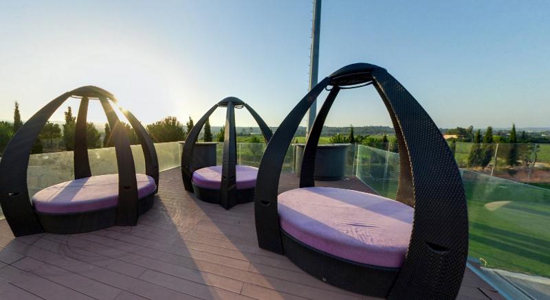 Tumbonas grandes en la terraza del hotel donde los jóvenes pueden desconectar después de los entrenamientos del campamento de fútbol