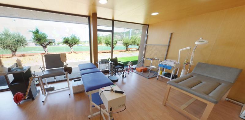 Sala médica con camillas y aparatos para las pruebas físicas de los jóvenes del campamento