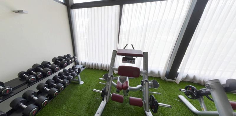 Zona de pesas en el gimnasio interior del campamento de fútbol