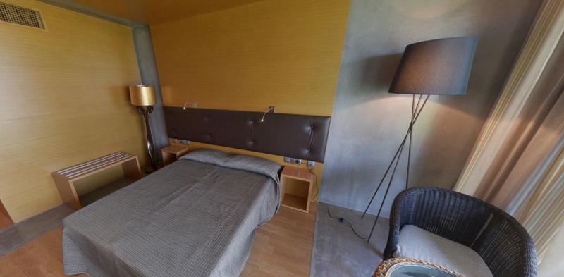 Habitación con cama doble para los participantes del campamento de verano en Valencia