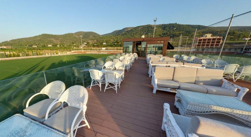Terraza con sofás, mesas y sillas para que los jóvenes puedan descansar y comer en su campamento verano valencia