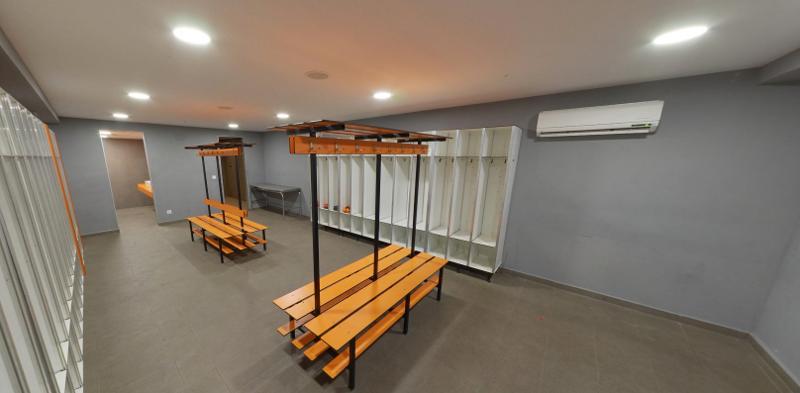 Vestuarios para los jóvenes en el interior del campamento de verano en Valencia